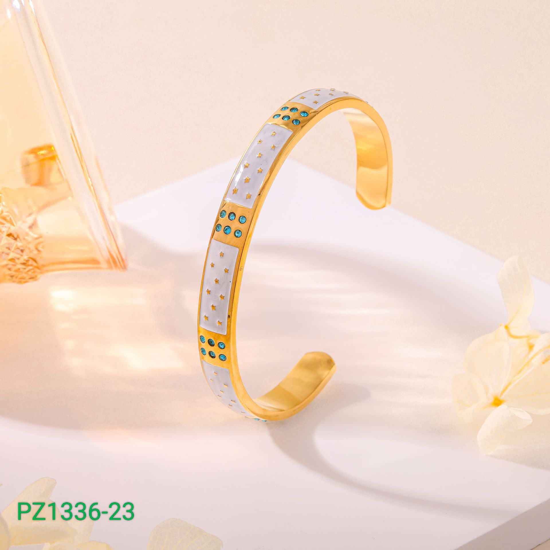 Pulseras de acero de titanio retro mujeres de moda transfronteriza europea y americana abierta electroalimentada diamantes de diamantes de diablo ojos brazalete de acero inoxidable joyas