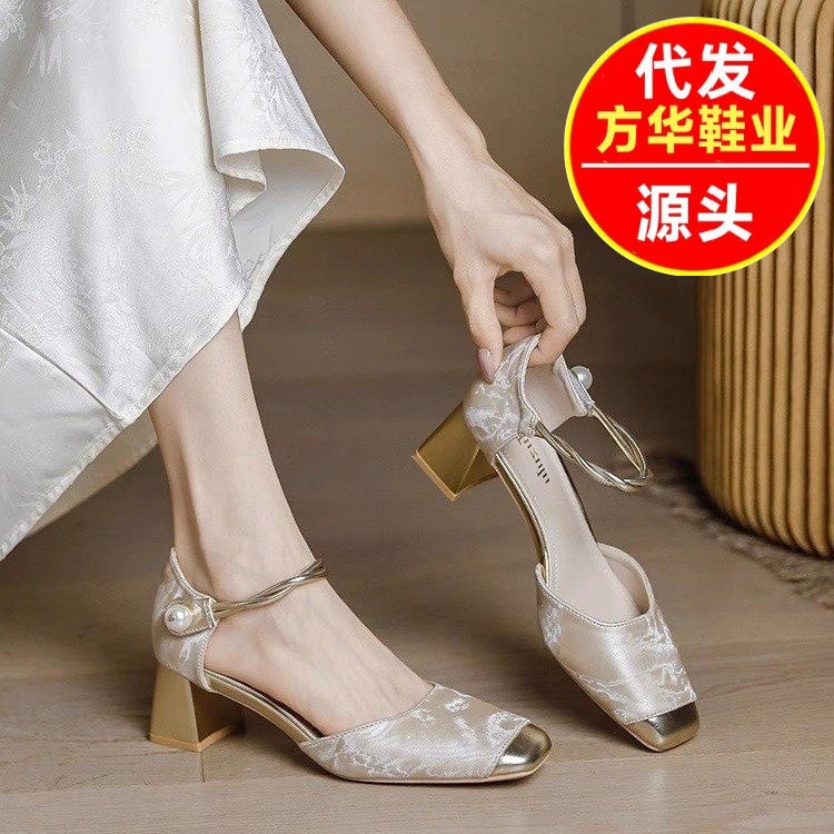 2026 primavera nuevo estilo retro cabeza cuadrada hueco tacones altos nuevos estilo chino cheongsam sandalias de cabeza de una sola mujer