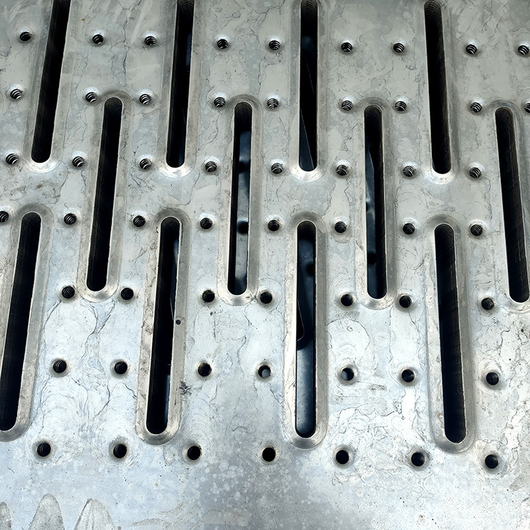 镀锌板冲孔盾构地铁施工平台走道支架 隧道走道防积水板  踏步板