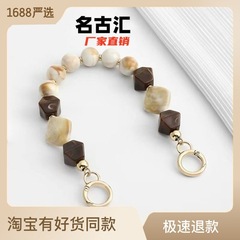 メーカー直販のアクリルチェーンのカバン飾りは手に持って樹脂チェーンを持ちます。