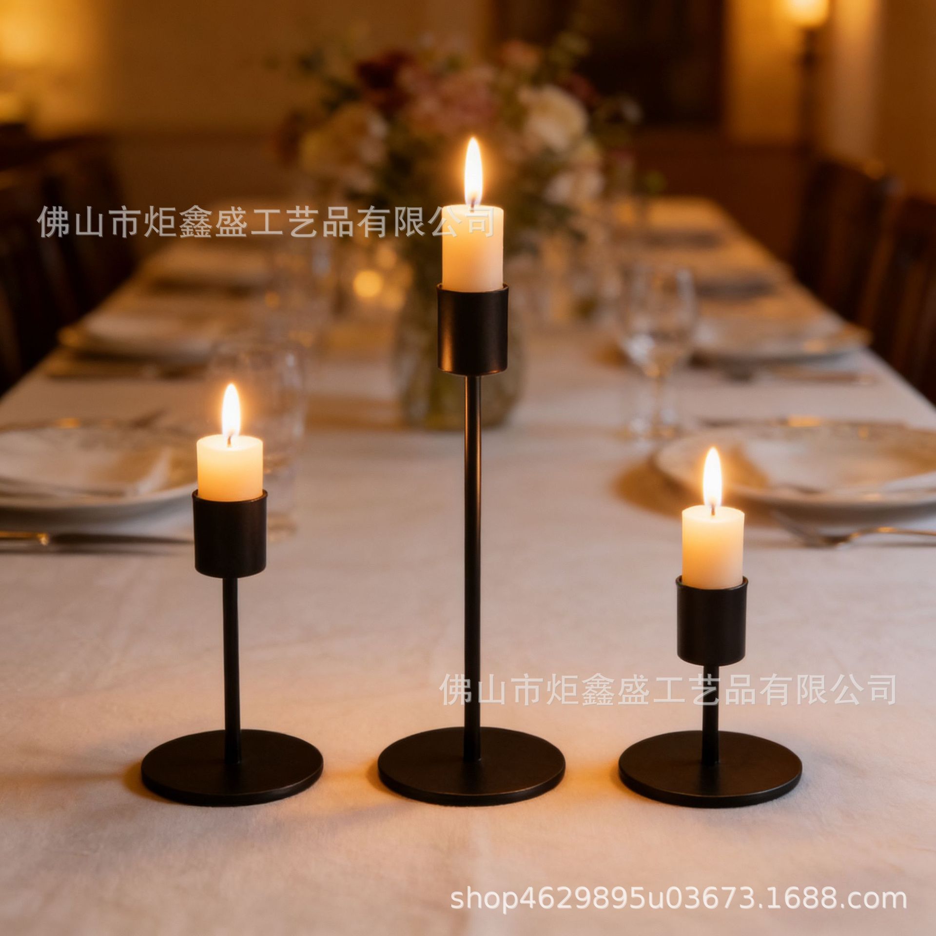 Suministro directo transfronterizo de candelabros de metal dorado de estilo europeo, decoración de mesa de lujo ligero, cena de bodas a la luz de las velas, instalación de candelabros