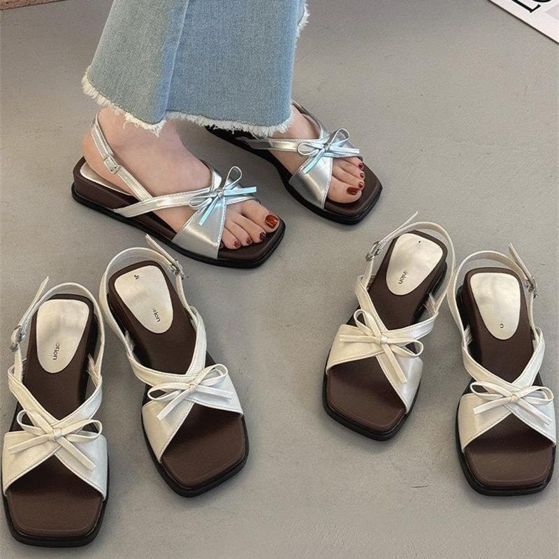 Sandalias de explosión para mujeres 2026 verano nuevo hermoso no cansado zapatillas con falda zapatillas de playa de fondo plano