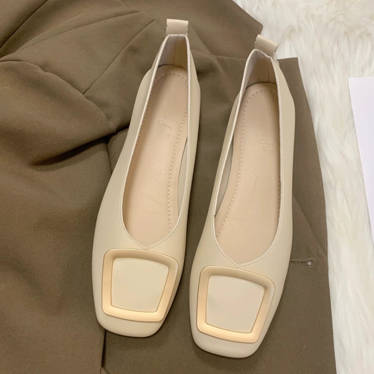 JIJI Studios hebilla de cabeza cuadrada boca baja zapatos individuales mujer primavera y otoño nuevo estilo suela blanda zapatos de leche de un solo pie