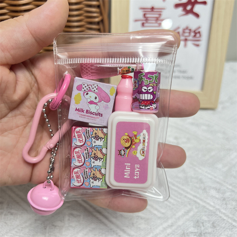 かわいいミニチュアの鼻の子供が食事をして遊んでいます。|undefined