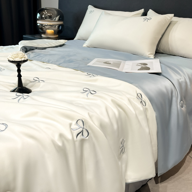 Juego de cuatro piezas de cama de edredón fresco de verano de seda helada 2025 nuevo juego de tres piezas de ropa de cama y sábanas individuales de verano de alta gama de lujo ligero