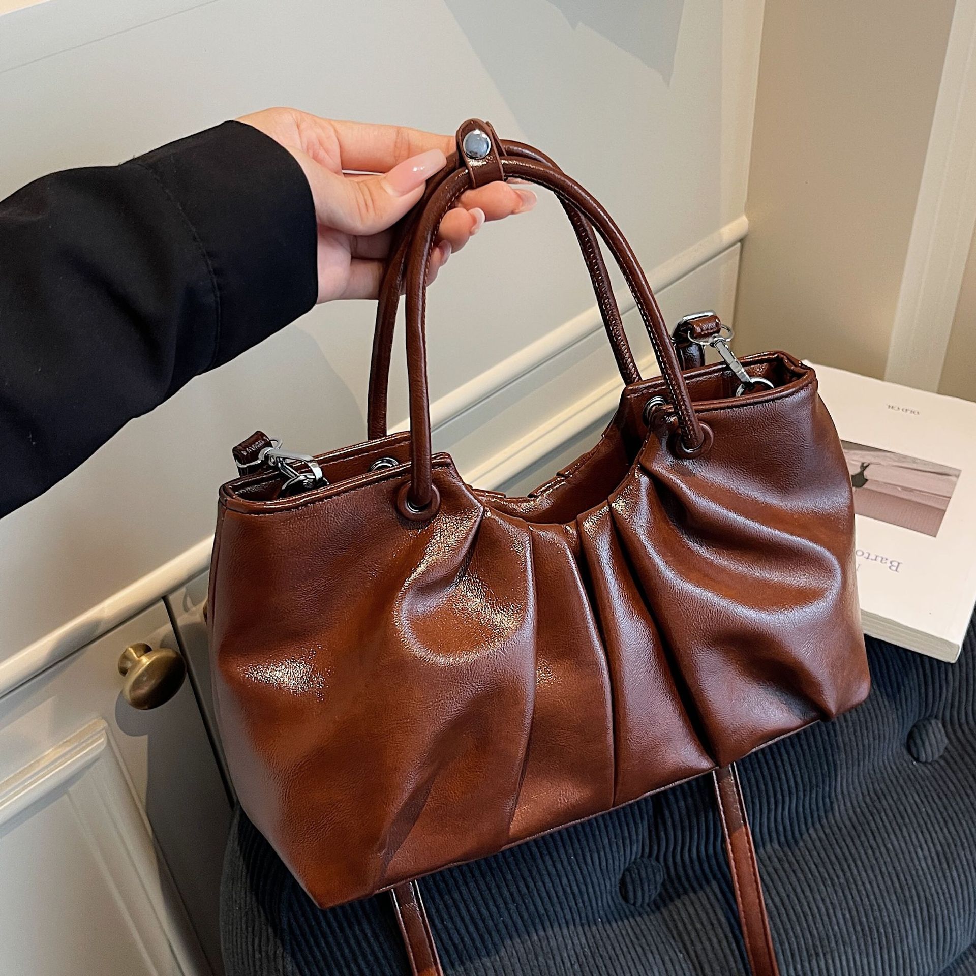 Este año popular nicho pliegue bolso de nube para mujeres 2025 nuevo retro textura casual portátil tote