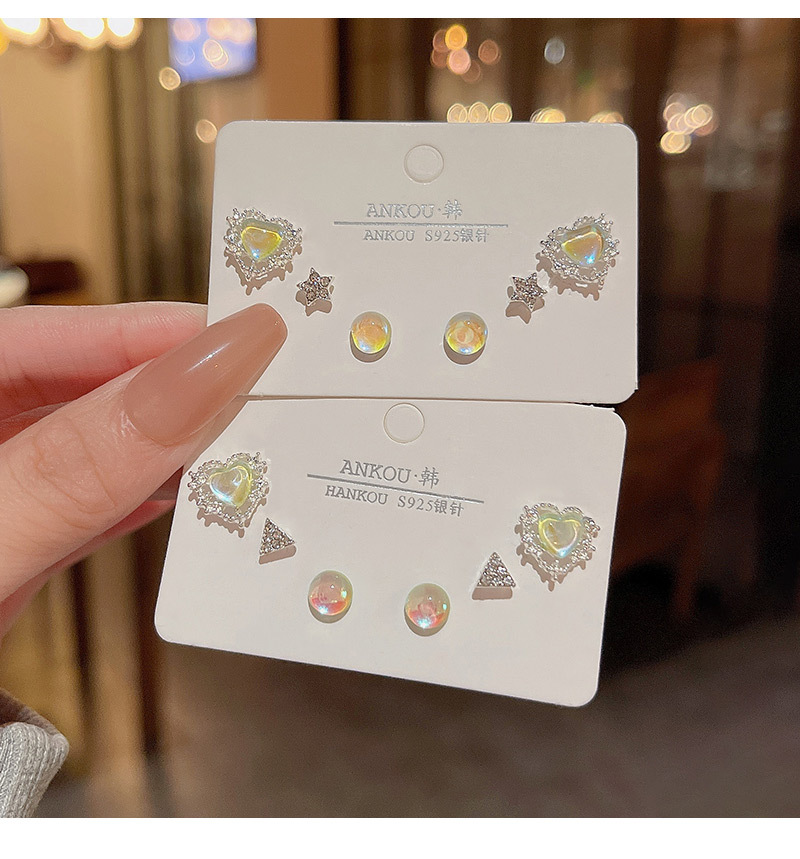 1 Set Sweet Triangle Heart Shape Alloy Inlay Rhinestones Womenu0027S Ear Studs