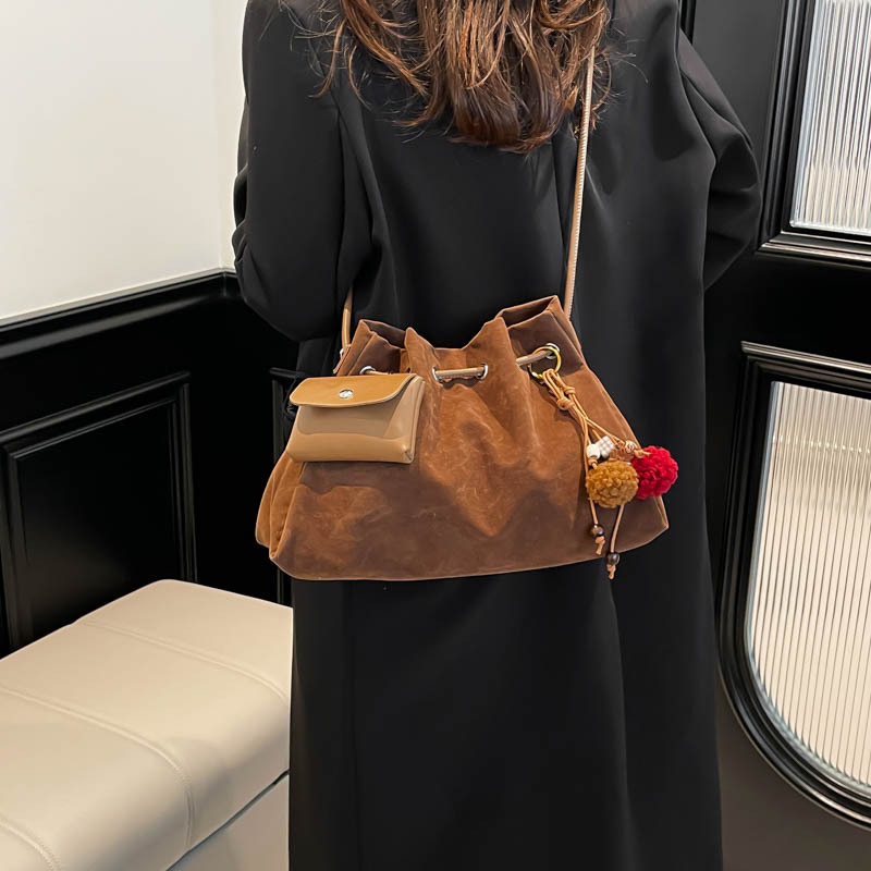 Bolsa de invierno de mujer 2025 nuevo estilo de moda de alta calidad sensación ligera de lujo bolso de cubo de cuerda de dibujo bolso de hombro