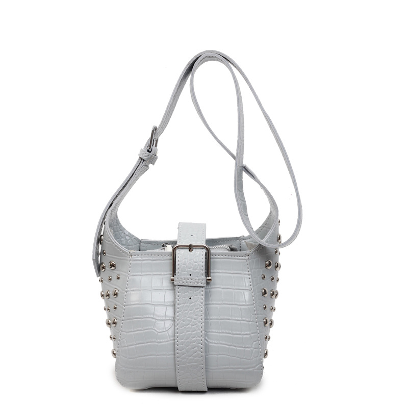 Bolso de cubo de todo fósforo transfronterizo bolso de viaje con diseño de remaches 2025 nuevo bolso de hombro de alta gama bolso de mensajero de color sólido mujer