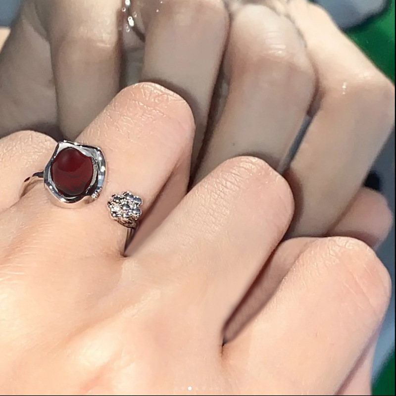 Creativo nuevo estilo ins transfronterizo moda Moonstone con incrustaciones anillo de lujo ligero nicho frío estilo femenino anillo abierto