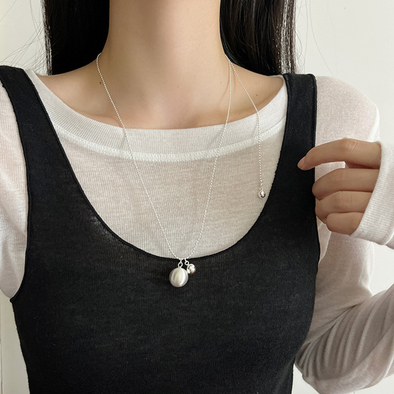 コールドスタイルのシルバーのブラッシュド加工ドロップペンダントネックレス、女性向け、ニッチなライトラグジュアリー、高級感、ロングタイプ、秋冬のセーターチェーンに万能|undefined