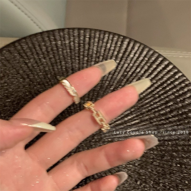 Trendige luxuriöse elegante Staperringe mit großen Buchstaben für Frauen, Nischen-High-Fashion-Ringe