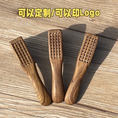 携帯文はブラシを使って手で糸を縛ります。