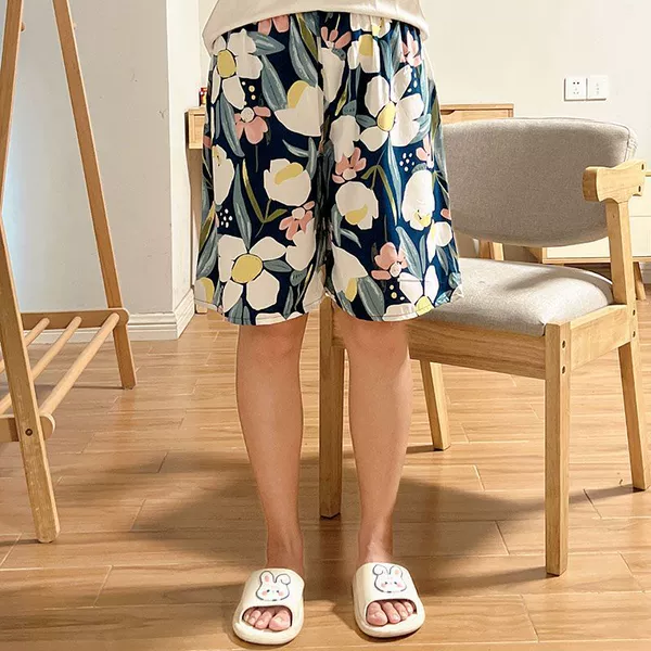 5 points - Dark blue and white flowers