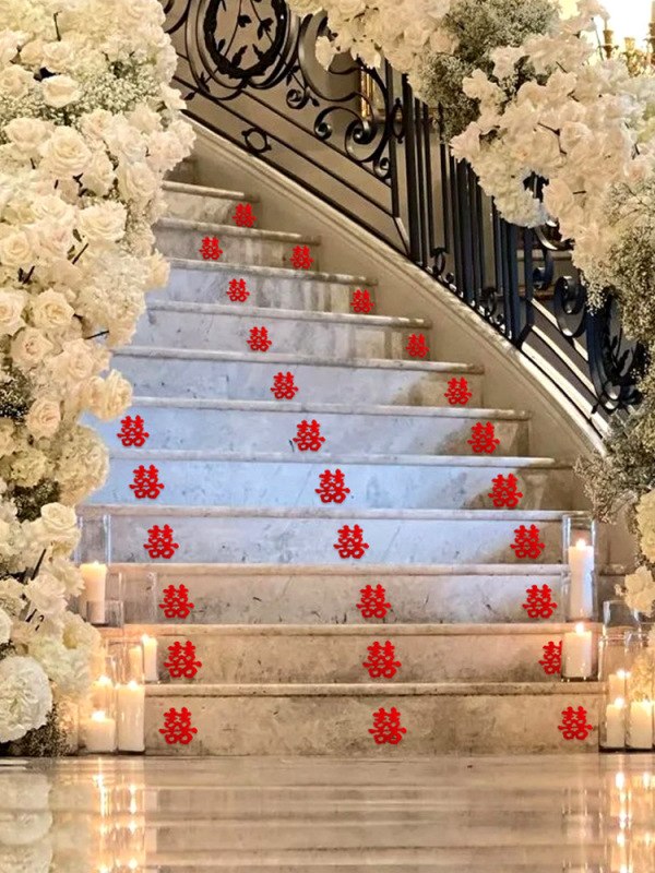 L結婚祝いは階段の階段で結婚式の飾りを飾っています。|undefined