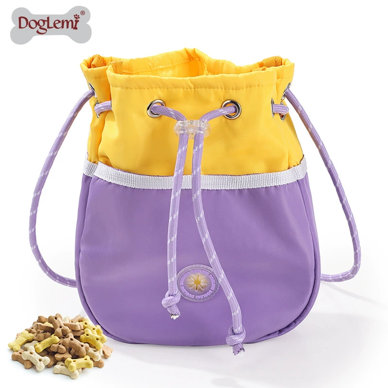 Кошки выходят в мешки с закусками