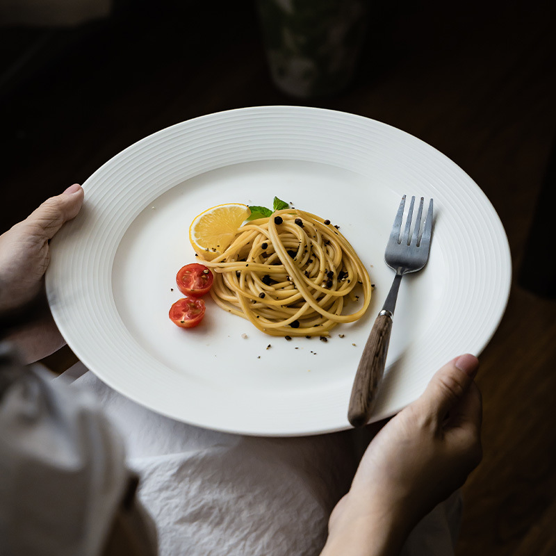 Plato de cerámica retrógrada de alto valor, platos de platos en relieve, platos de rosca creativos, platos de pasta de comida occidental