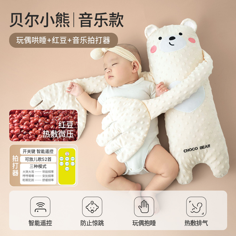 Bebé acariciando el sueño, tranquilizando las palmas, persuadiendo al bebé para que duerma, el bebé se acuesta, persuade al bebé para que se duerma y duerma, bofetada en febrero