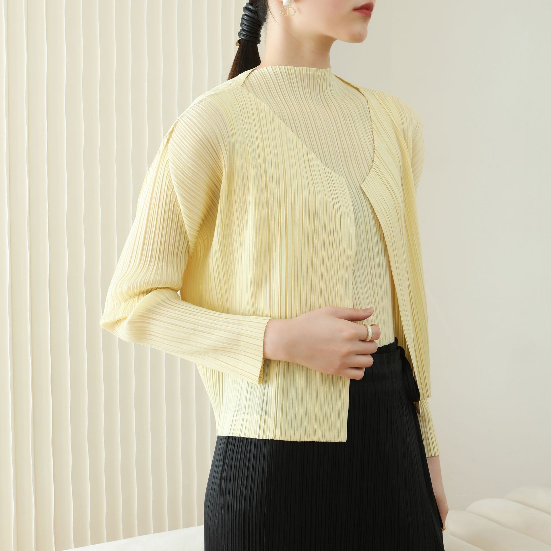 Cárdigan plisado de alta gama con calidad superior para otoño y primavera, chaqueta básica versátil de manga larga, delgada, de color sólido y corte ajustado.