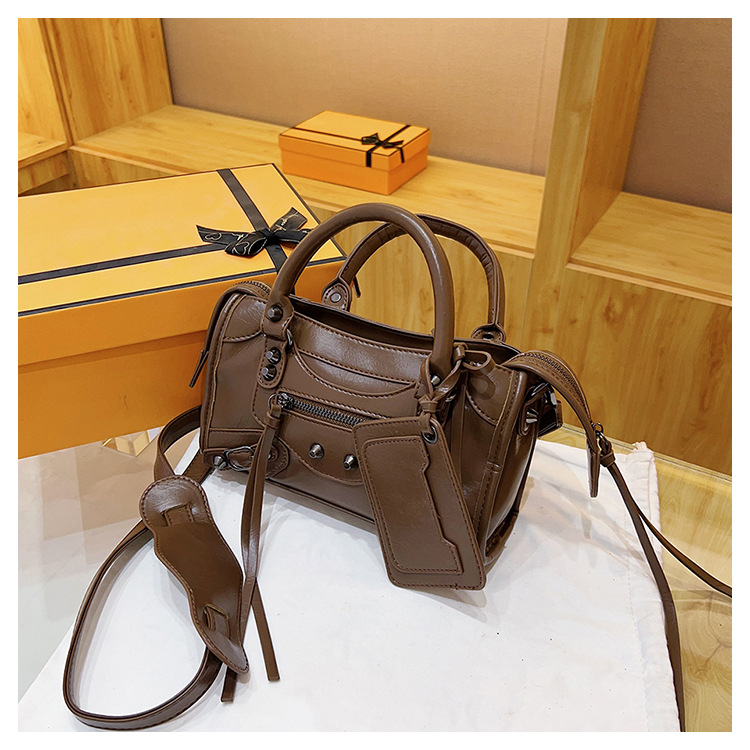 Sacs design de niche pour femmes 2023 nouveau sac à aisselles à rivets populaire sac à bandoulière à bandoulière unique millénaire sac de moto fille chaude_voghion.com