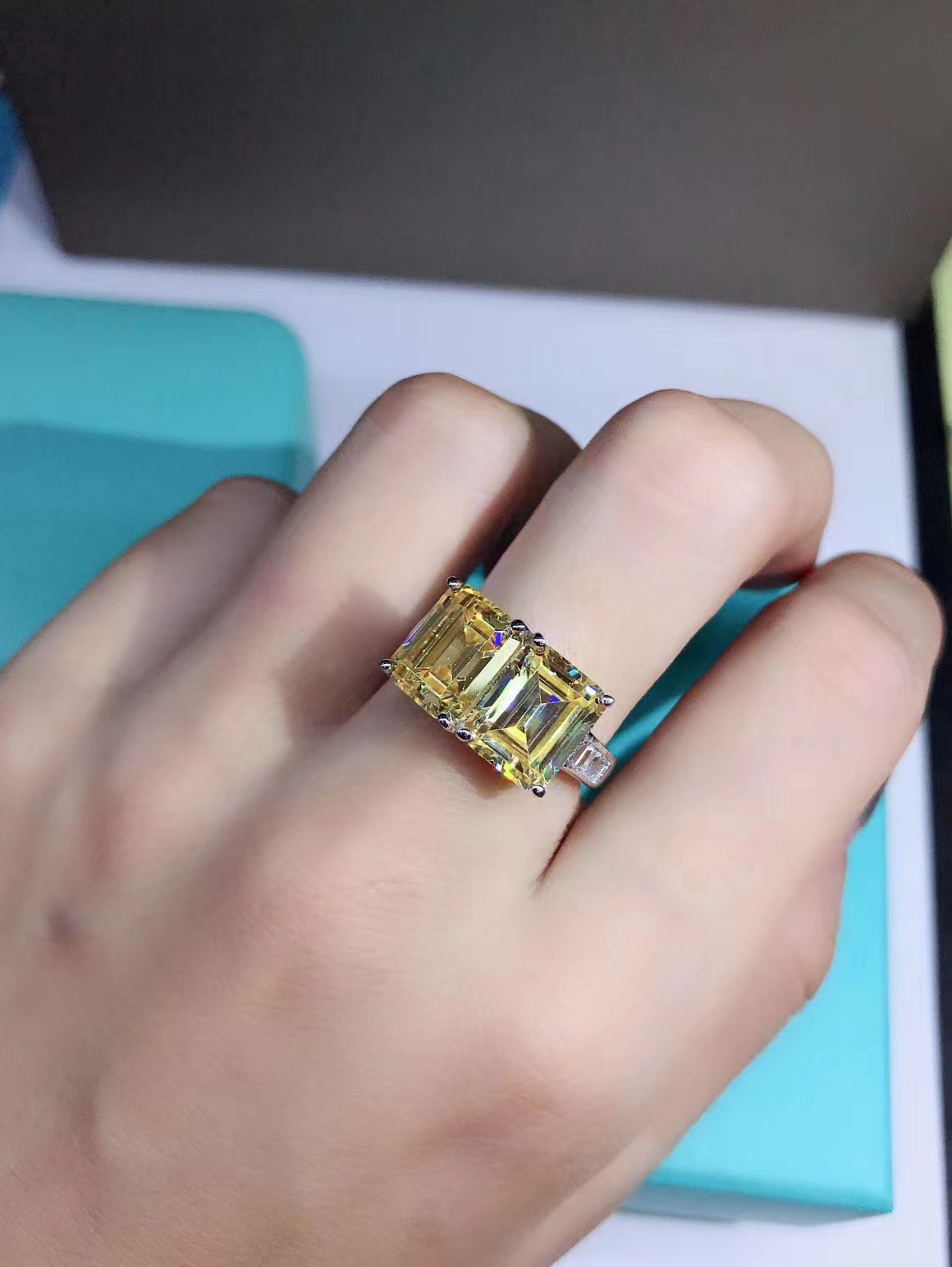 La plata esterlina importó el anillo de diamantes de alto carbono 6 quilates de lujo de hielo Flor de corte de piedra transfronterizo Comercio electrónico comercio exterior exclusivo para la joyería de las mujeres