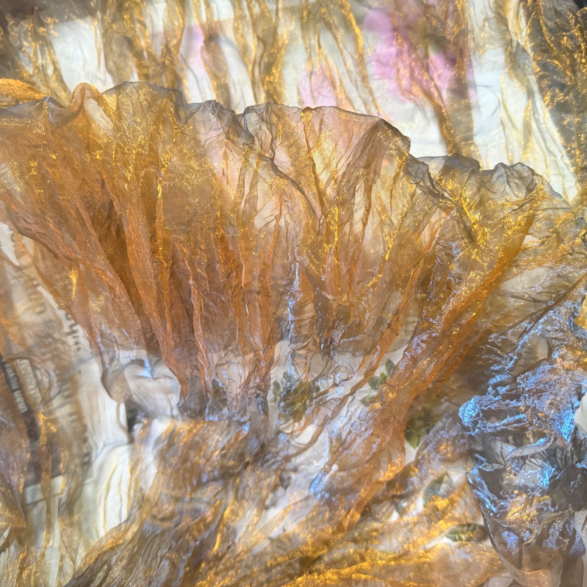 有光纱压褶镭射渐变琉璃纱鲜花包装不规则褶皱背景装饰设计师面料