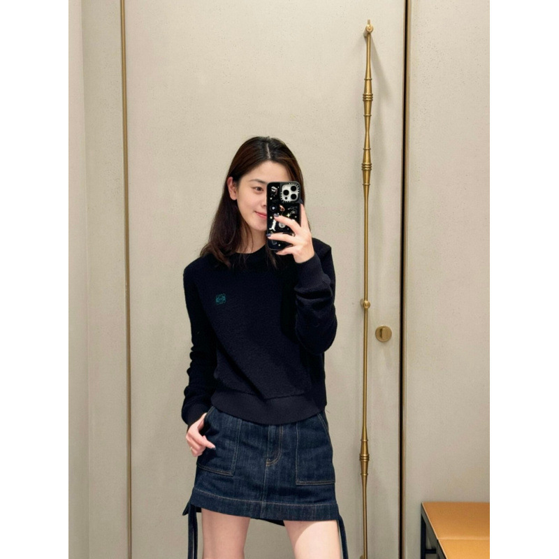 25年 ショート丈 スリムフィット 長袖 丸首 ニットセーター レディース インナー トップス 刺繍ロゴ/刺繍入り|undefined