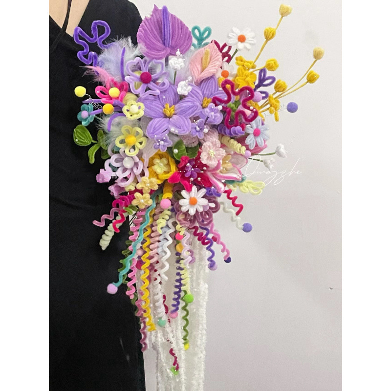 手作りの創意領収書の花束diy材料は自作のツイストの花束を包んで、手に花を持って彼女の親友に送ります。|undefined