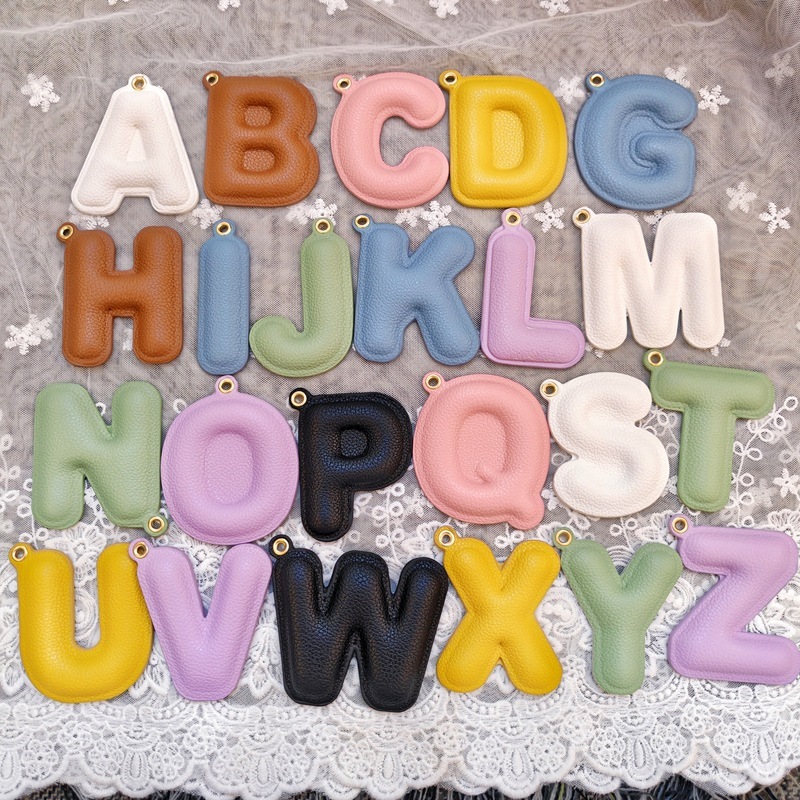 新しい革のパーソナライズされた 26 英語 A-Z 文字ペンダントカラーファッション DIY ジュエリーカーキーバッグペンダント|undefined
