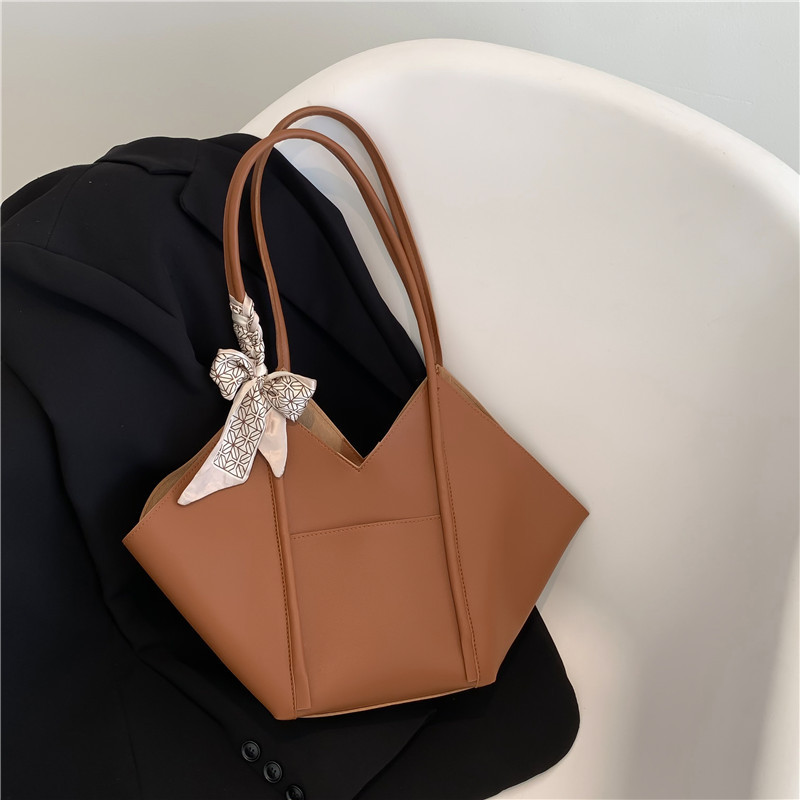 Bolsos para mujer 2025 primavera nuevo bolso de mujer de moda de gran capacidad que viaja con un solo hombro bolso popular Tote bolso bufanda de seda