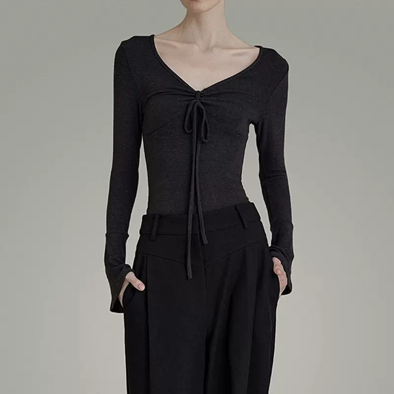 现货UNSPO设计感抽褶针织衫女V领感修身气质法式打底针织上衣喇叭