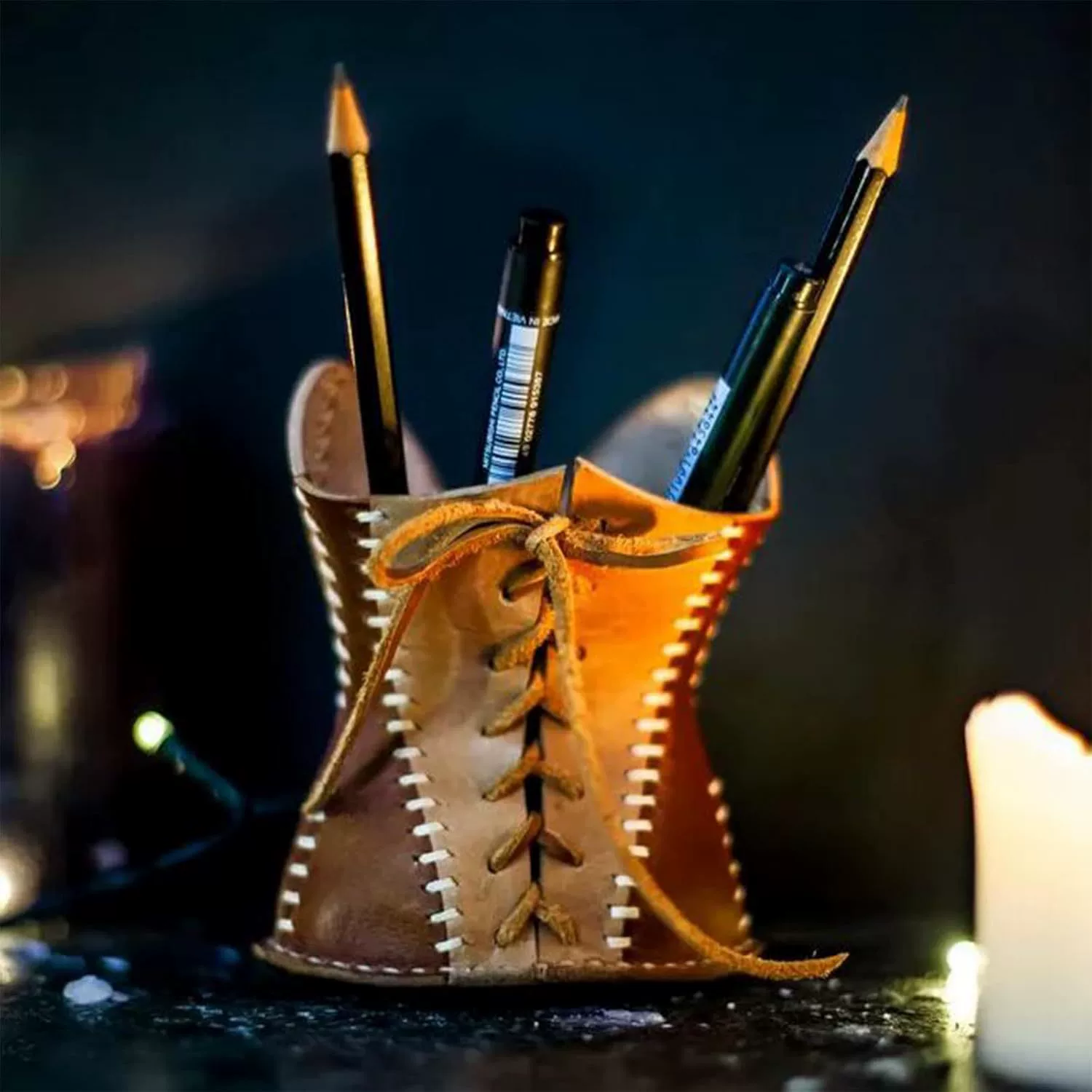 [Corset pencil cup leather ] translated to Russian should be an accurate translation of the input element, keeping format if possible. However, the input contains mixed Chinese and English and brackets. We should translate to Russian while retaining meaning: It seems to be a product: Corset pencil cup leather?