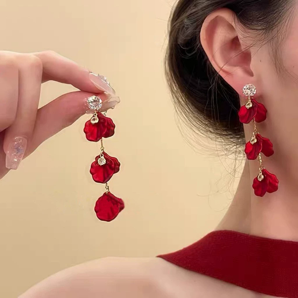 Серебряная игла, демисезонные маленькие дизайнерские праздничные серьги, 2025 год, тренд сезона