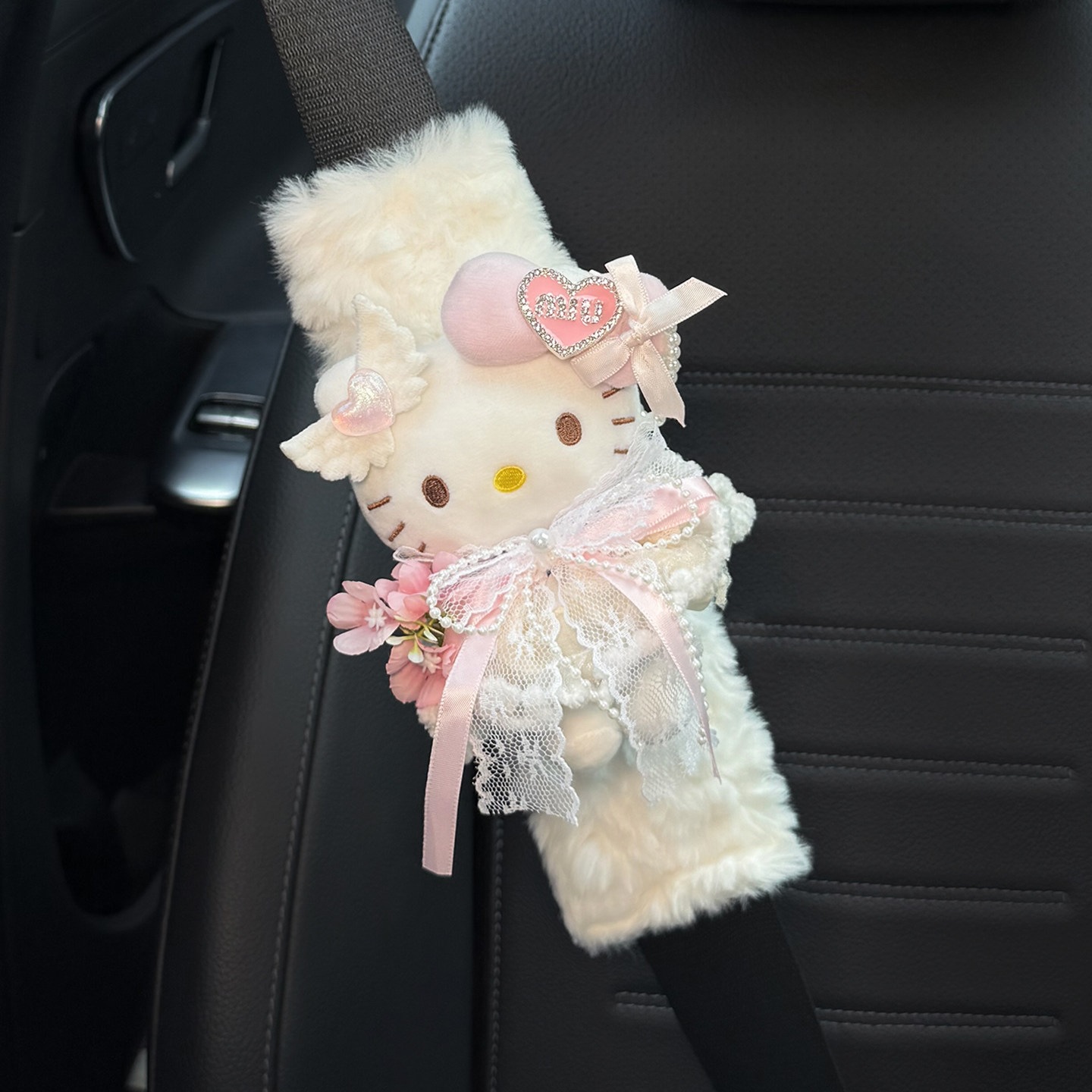Cute KITTY car seatbelt shoulder pad, car interior seatbelt decoration, anti-wear clothing for couples, a pair for women