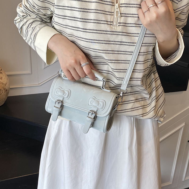 Summer Super Fire Hand lleva un pequeño bolso cuadrado femenino 2025 nuevo bolso de hombro con lazo de moda bolso de mensajero de estilo universitario de todo fósforo