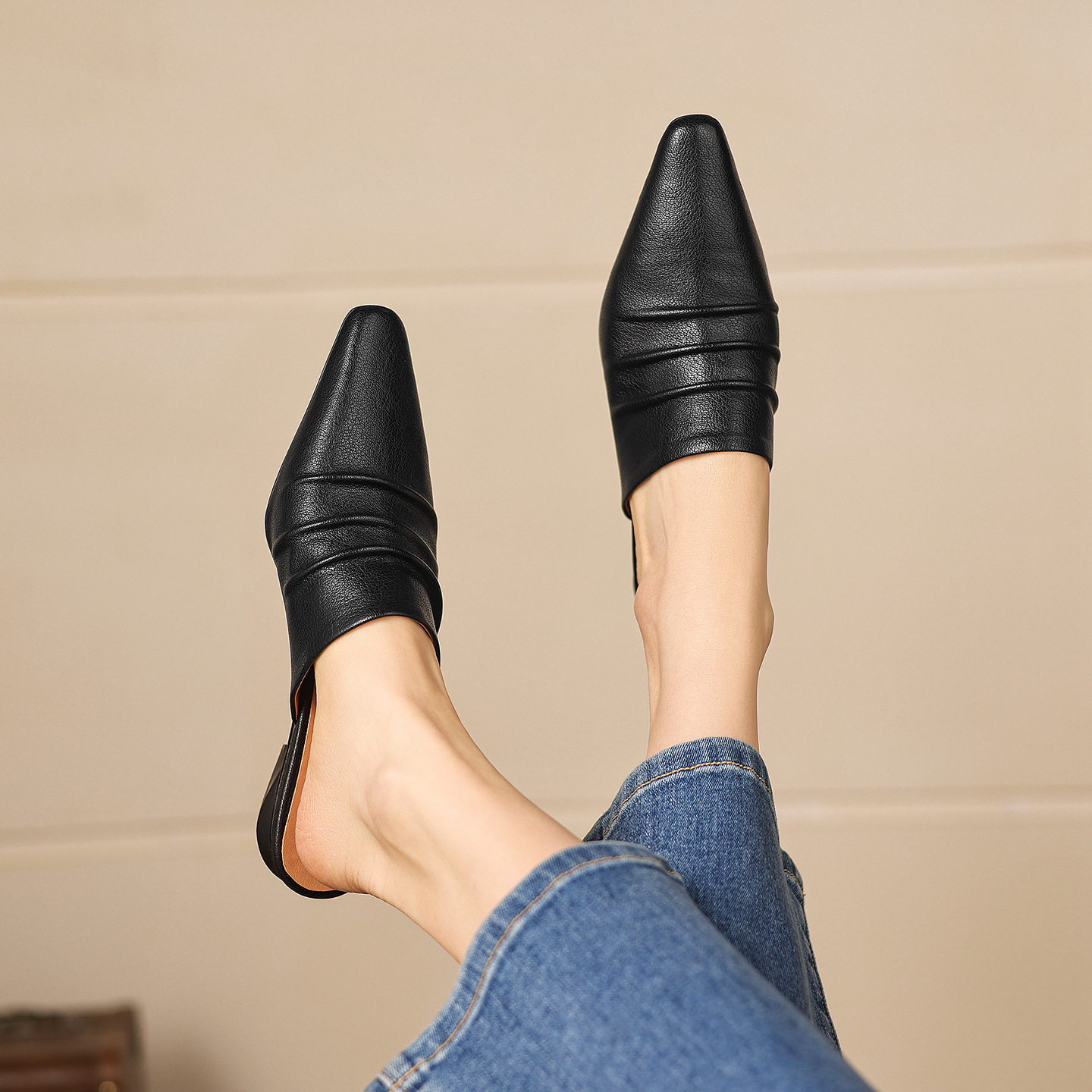 Dép sandal nữ bít mũi quai chữ V đế thấp da bò mùa xuân hè — đen