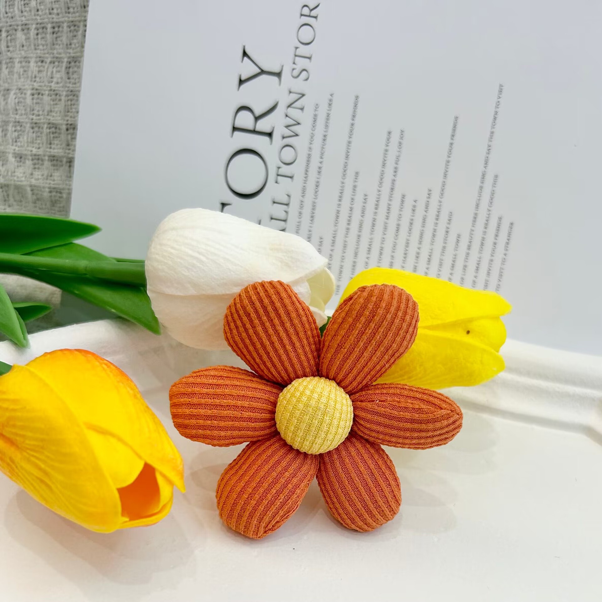 トウモロコシの粒の七色のかわいい花の部品のDIYは綿の6弁の花の頭飾りの部品のブローチの部品の卸売りを詰めます。