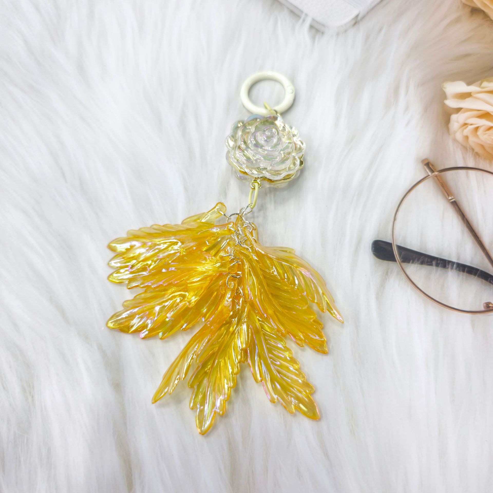 2023 nueva hoja pluma llavero colgante Cadena de teléfono móvil pequeño color fresco color sólido accesorios auricular caso bolsa colgante