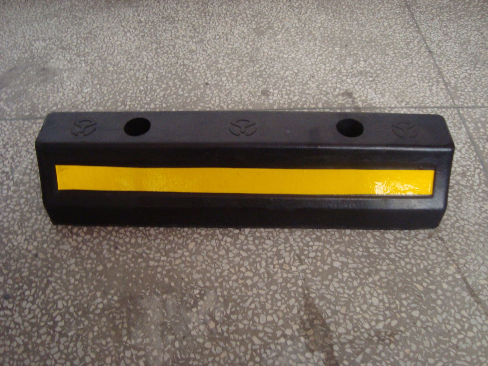 停车场用定位器 车轮固定胶条 橡胶车档50cm长 3.5kg重