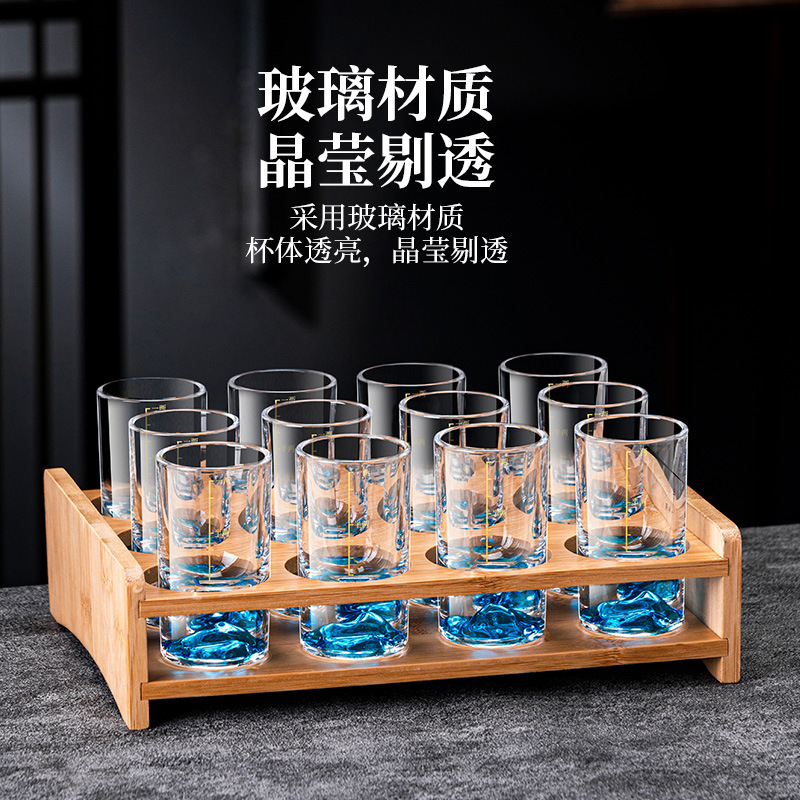 Taza de licor de alta calidad pintada de oro con dos tazas de licor de Jinshan con una escala doméstica de dos tazas de licor de montaña azul dispensador de vinos de vidrio conjunto de vinos