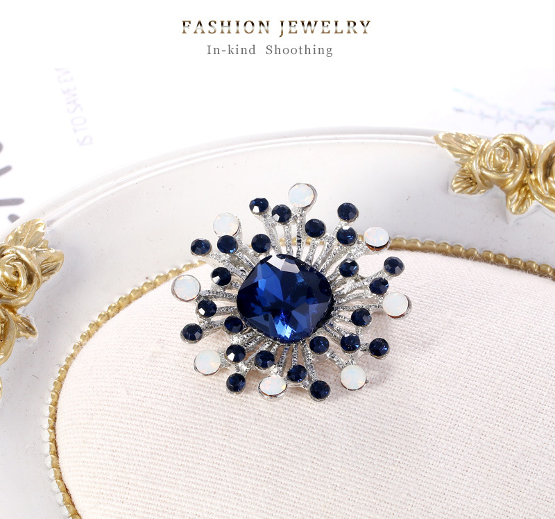 Wholesale Retro Geometric Blue Alloy Diamond Brooch Nihaojewelry display picture 6