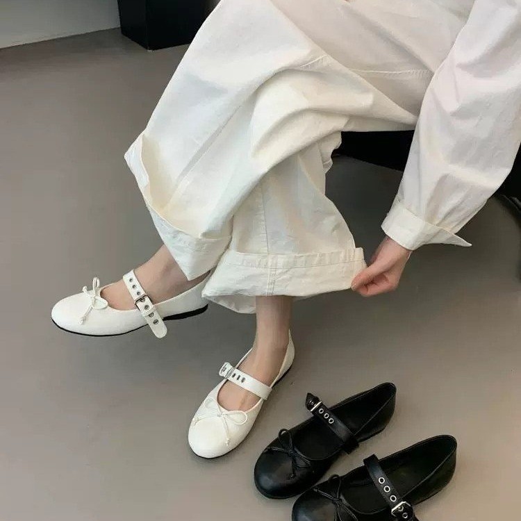 Fashionable ballet shoes with bow with a strap flat