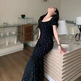 黑色碎花短袖连衣裙夏装女2026新款中长款显瘦吊带A字裙