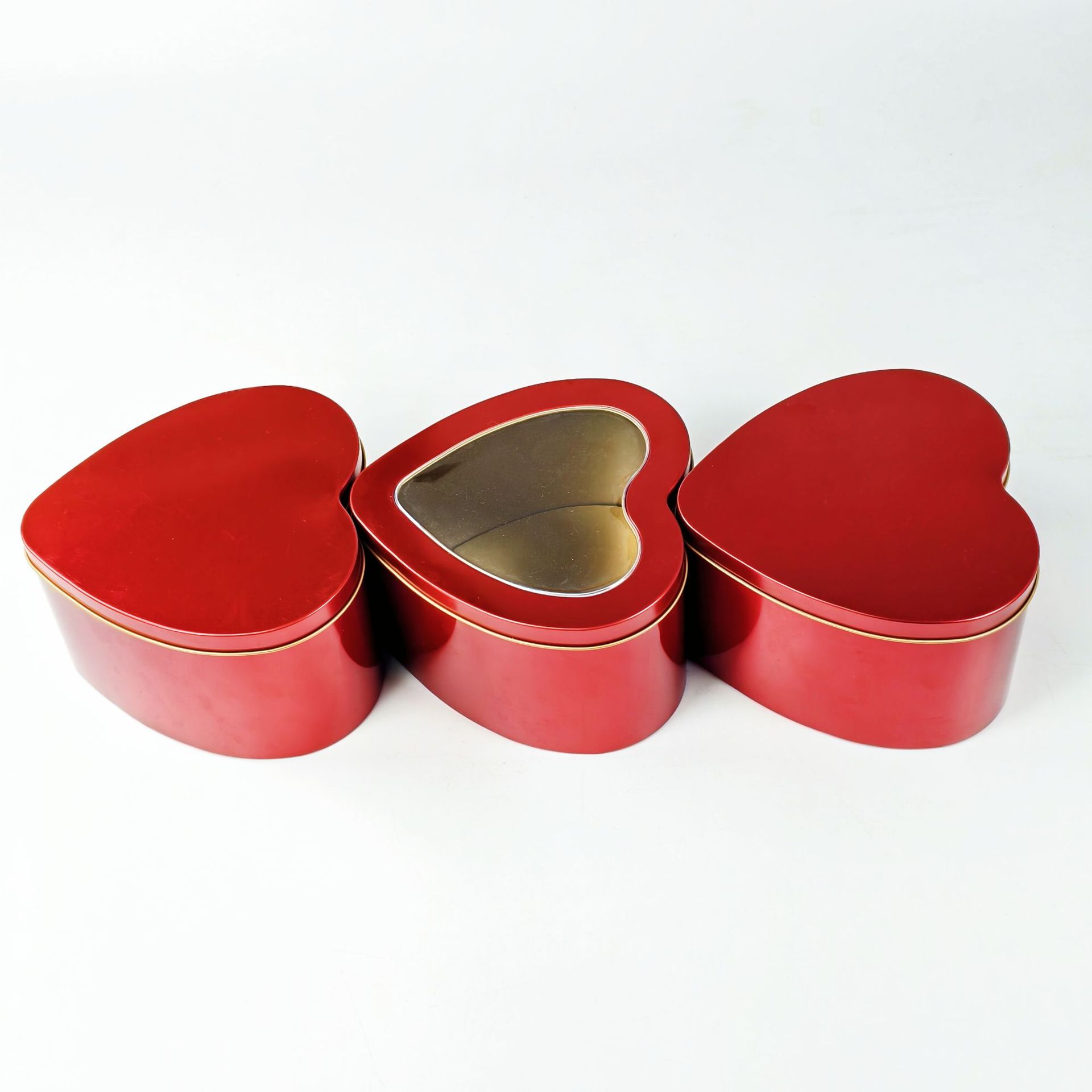 ����ϲ�Ǻ������������к�ɫ�ǹ���װ�а�����logo������Ʒ��