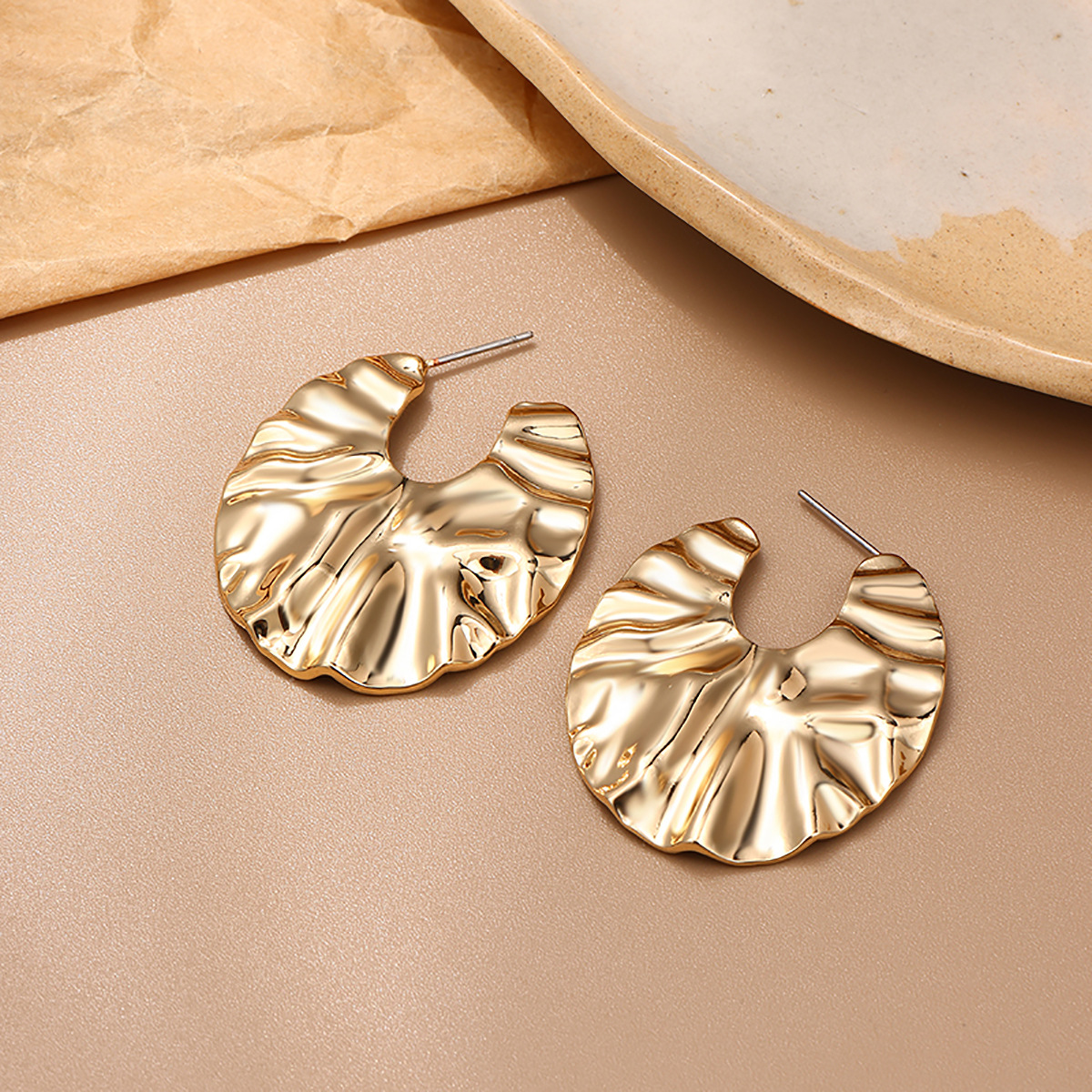 Kenjie Moda europea y americana Atmósfera Oro Pendientes de flores tridimensionales Temperamento Metal Pendientes de pétalos multicapa Pendientes de fiesta