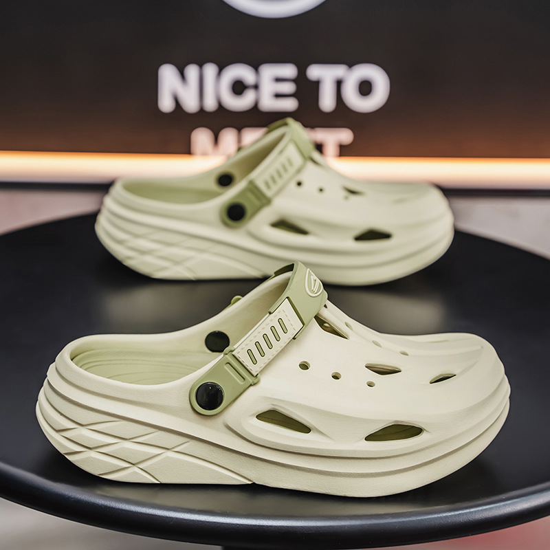 2025 verano nuevo estilo zapatos con agujeros pareja sandalias y pantuflas casuales de gran tamaño zapatos de playa coreanos pisando la mierda sandalias Baotou