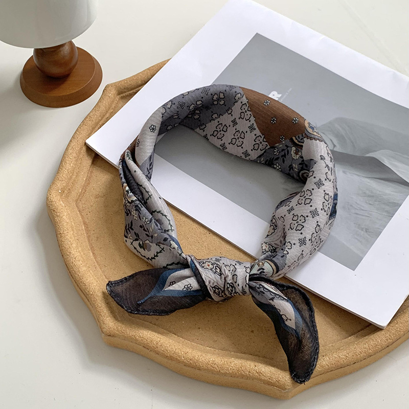 Bufandas de seda cuadrada alta sensación2025 nuevo algodón y lino pequeño bufandas cuadradas de decoración suave bufandas de seda al por mayor