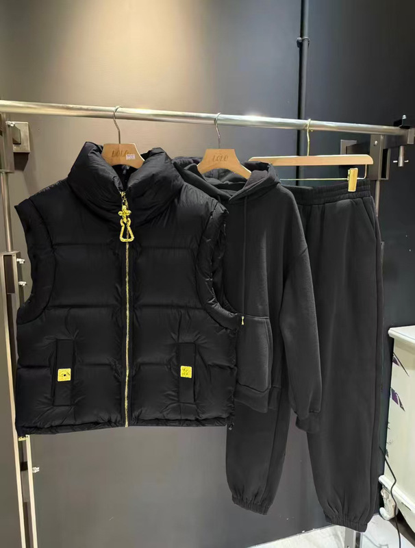 mm家25ss秋冬新款异型扣装饰棉马甲+卫衣三件套立领套装|undefined
