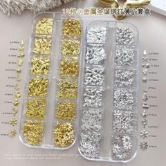 圣诞铆钉美甲饰品长条盒异形雪花合金平底钻金属指甲饰品贴钻12格