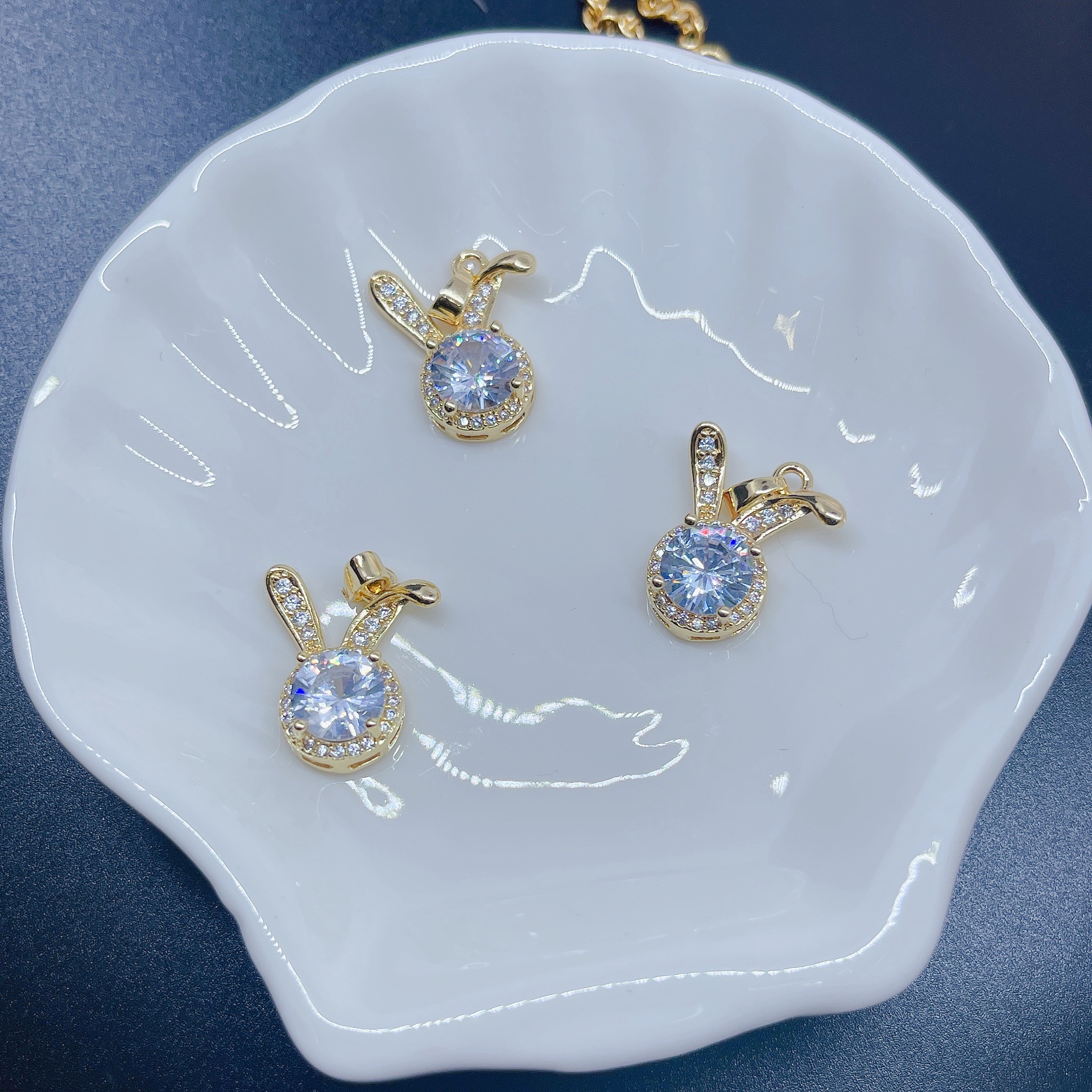 Necklace with zircon